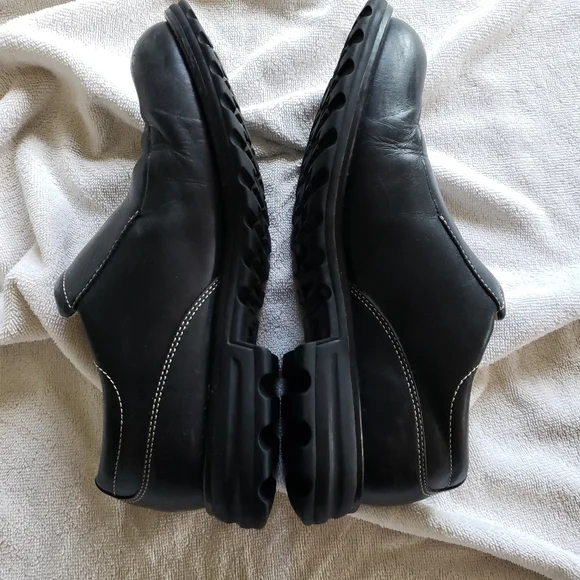 UGG Black Flats with Cozy Furry Lining - Picture 7 of 11